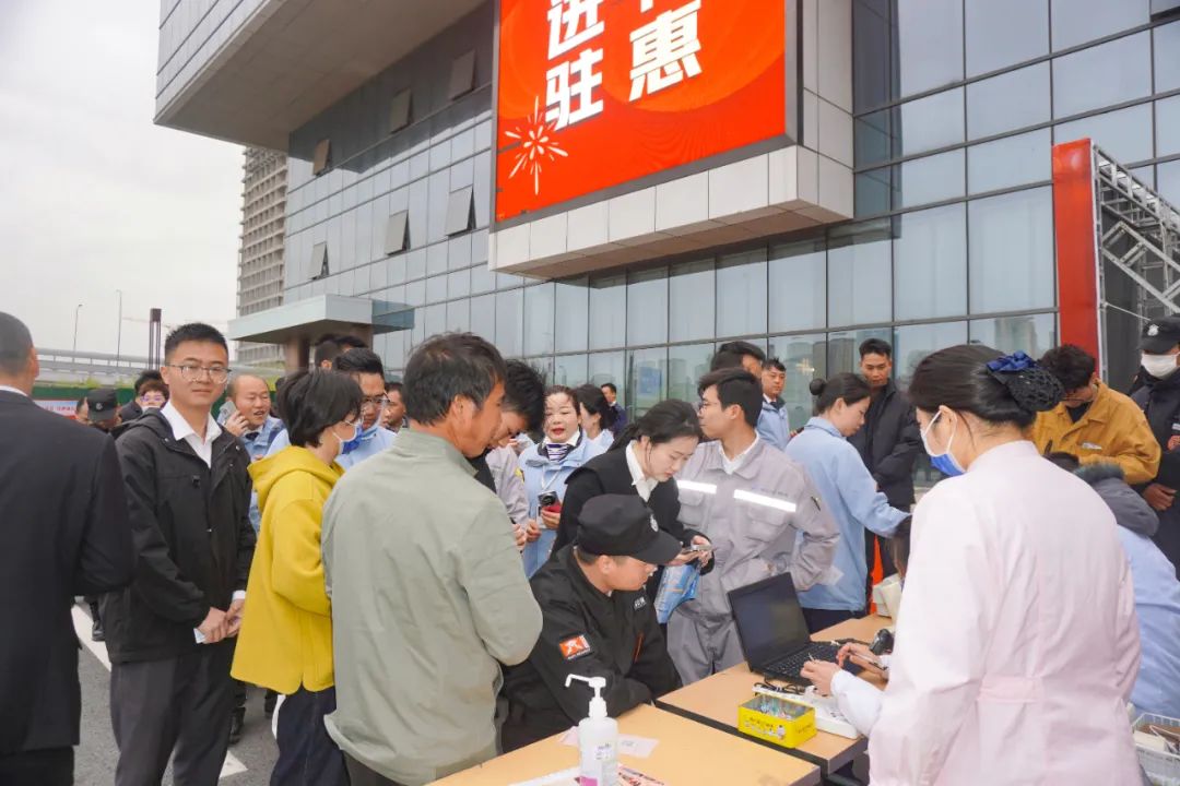 党建引领丨卷起袖子，让红色基因“热血沸腾”！嘉福物业第十届献血活动引全员接力